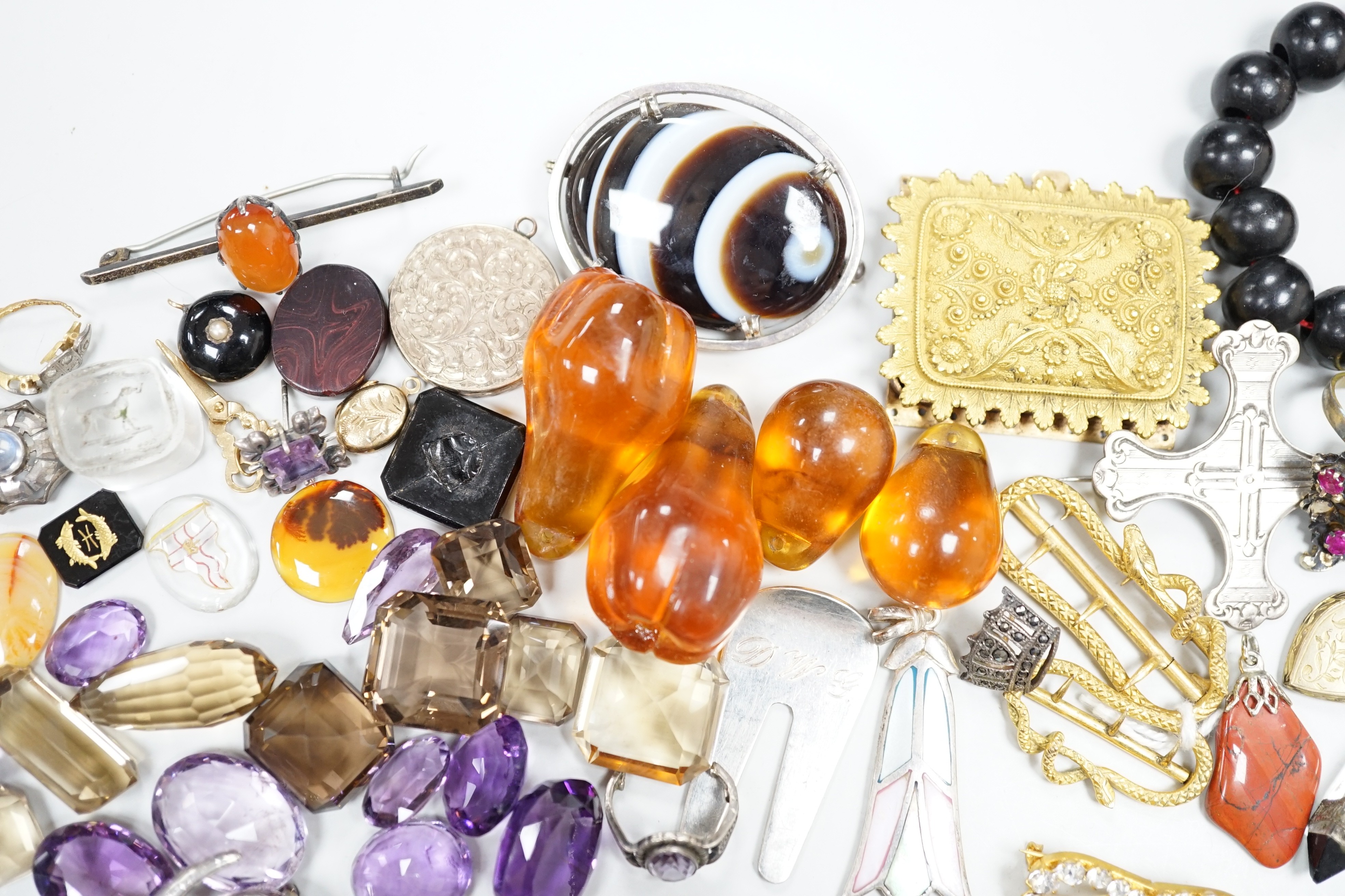 Assorted jewellery etc. including unmounted seals, agate brooch, engraved yellow metal locket and a quantity of unmounted cut amethysts and citrines.
